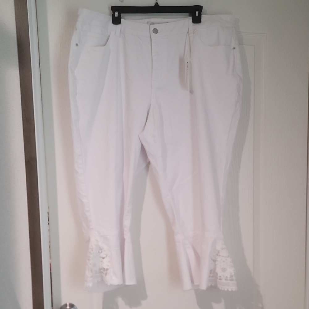 NWT The CATO COLLECTION Limited Edition Women's  White Pearl Accent Capri Sz 22W